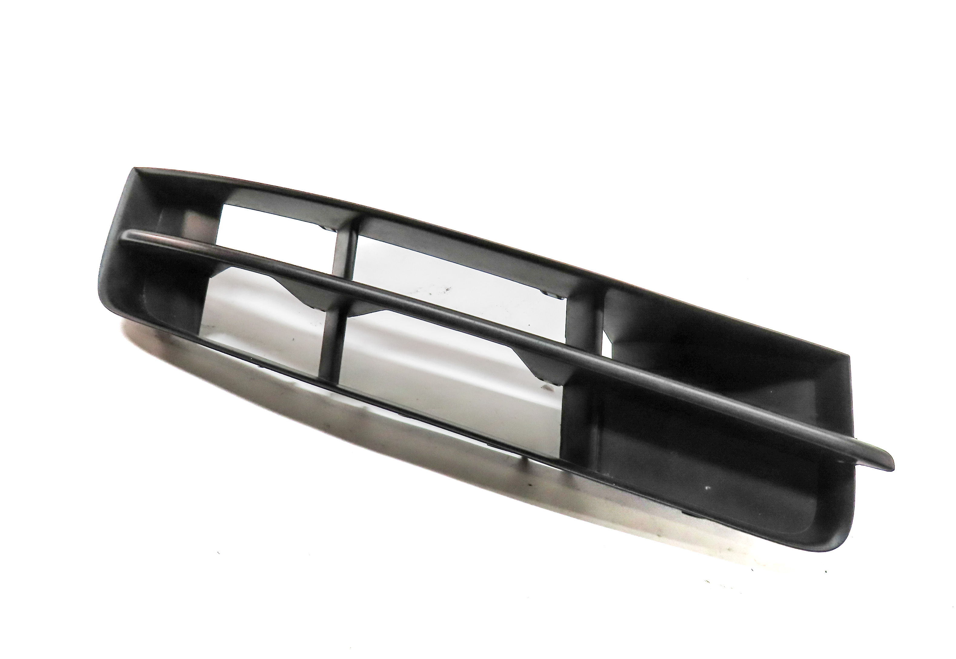 2015 AUDI Q7 (4L) FRONT RIGHT PASSENGER LOWER BUMPER AIR VENT GRILLE TRIM — exact item pictured